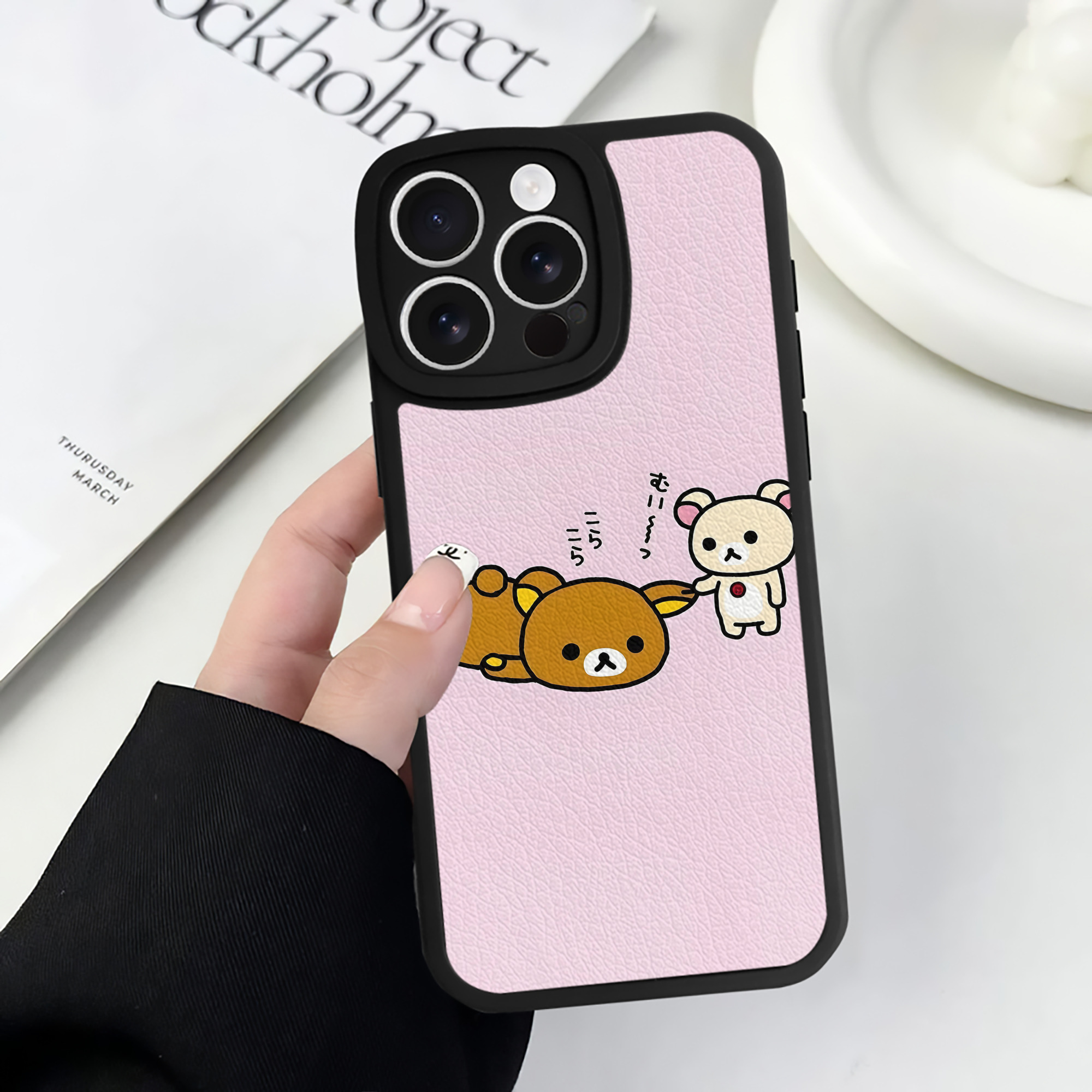 （画像用） リラックマ リラックマ キイロイトリ Rilakkuma Korilakkuma Kiiroitori 【iPhone 16シリーズ対応】シリコンスマホケース（レザー調） 材質：シリコン